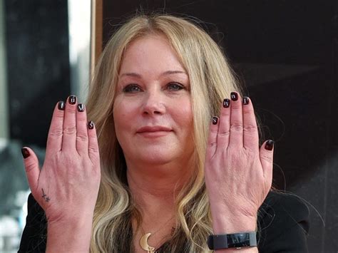 Christina Applegate makes first public appearance since MS。